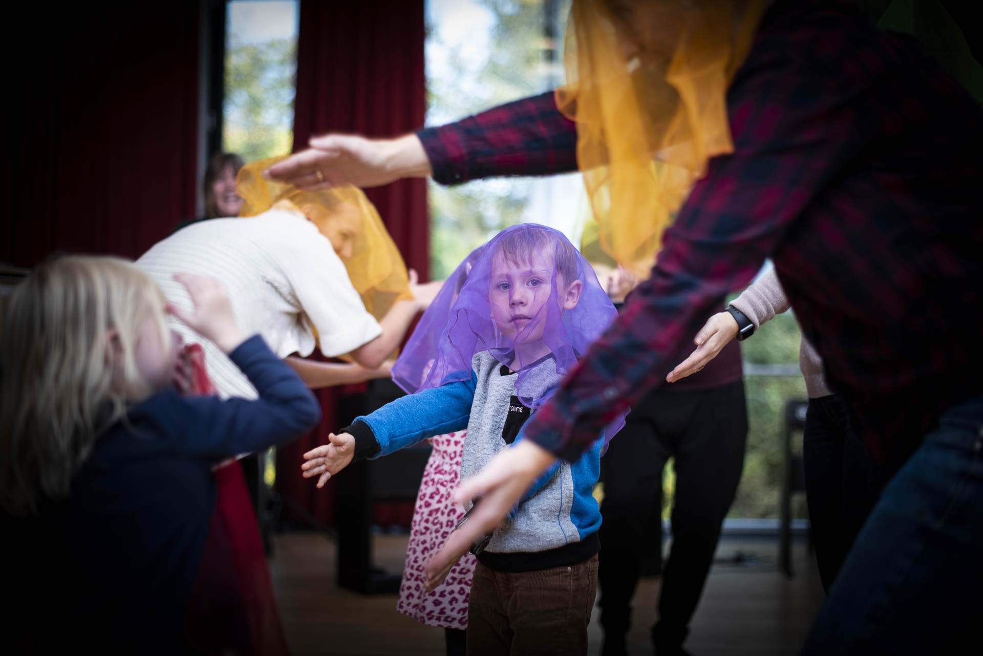 Børn leger med slør